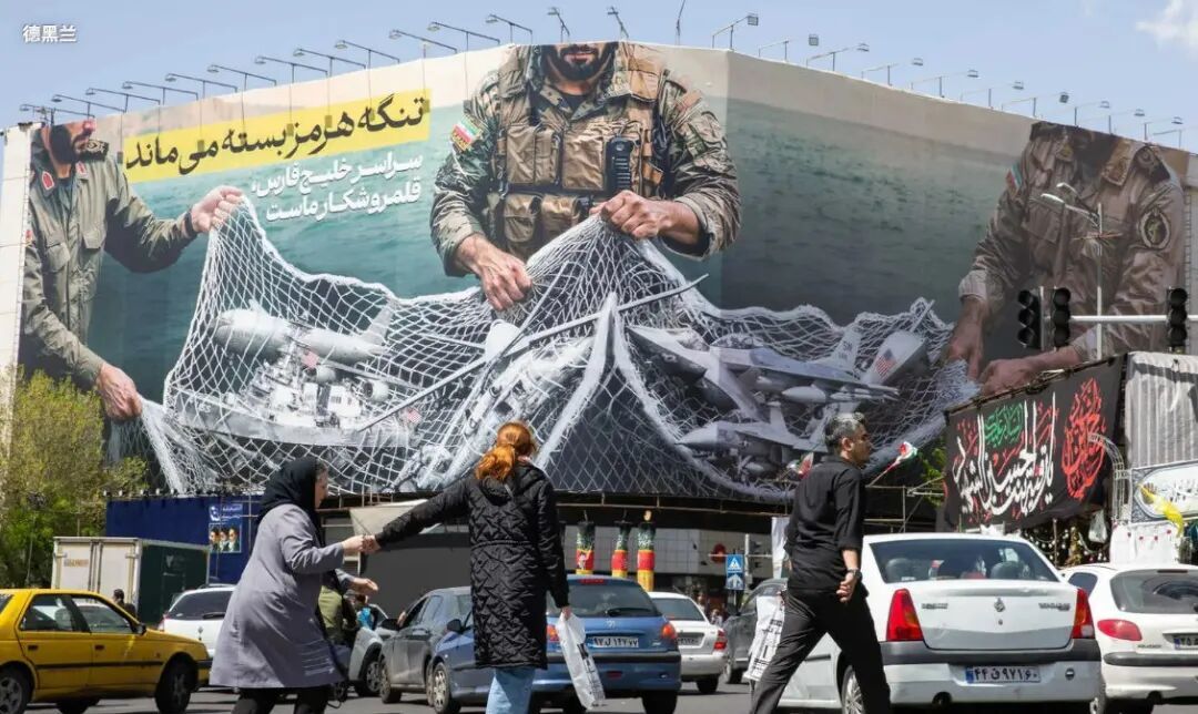 ▲周日，德黑兰一块反美广告牌上描绘了被网捕获的飞机。（图源：纽约时报）