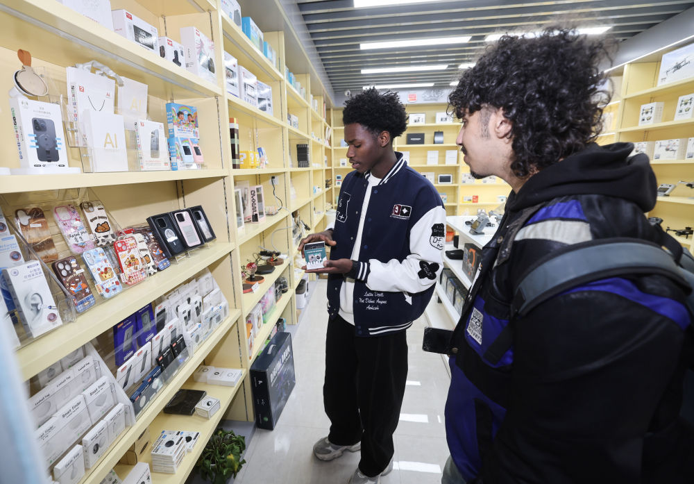 2月28日，外国客商在义乌全球数贸中心选购商品。新华社记者徐昱摄