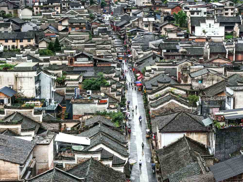 2026年7月2日，游客在贵州省黎平县翘街游览。新华社记者 杨文斌 摄