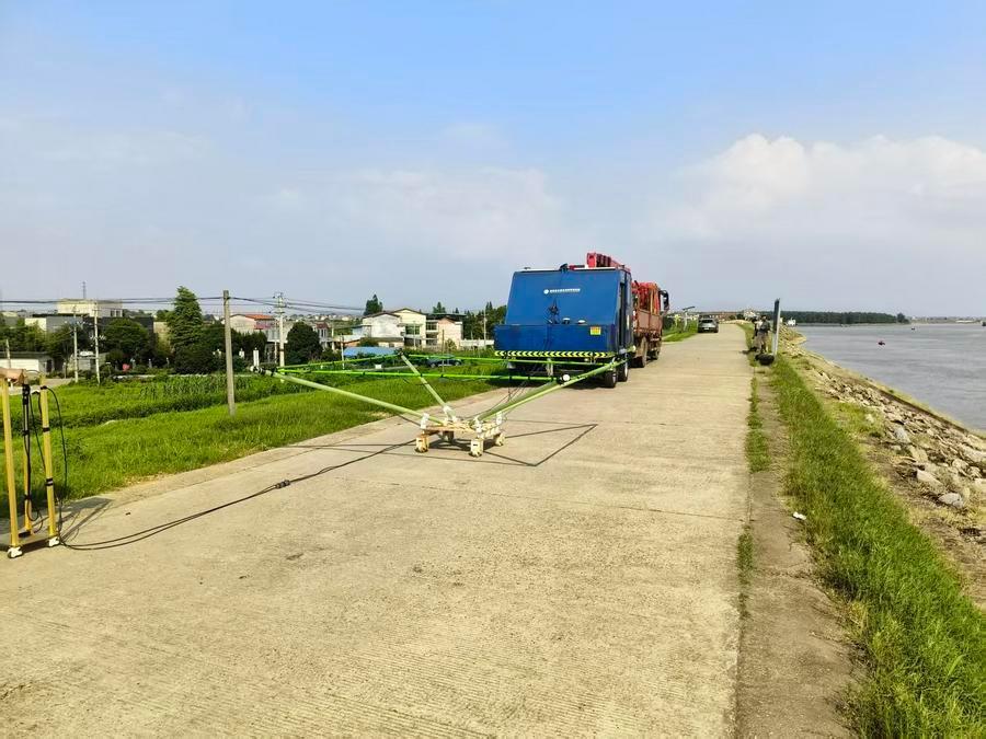 这是正在作业的“潇湘陆探号”探测车。新华社发