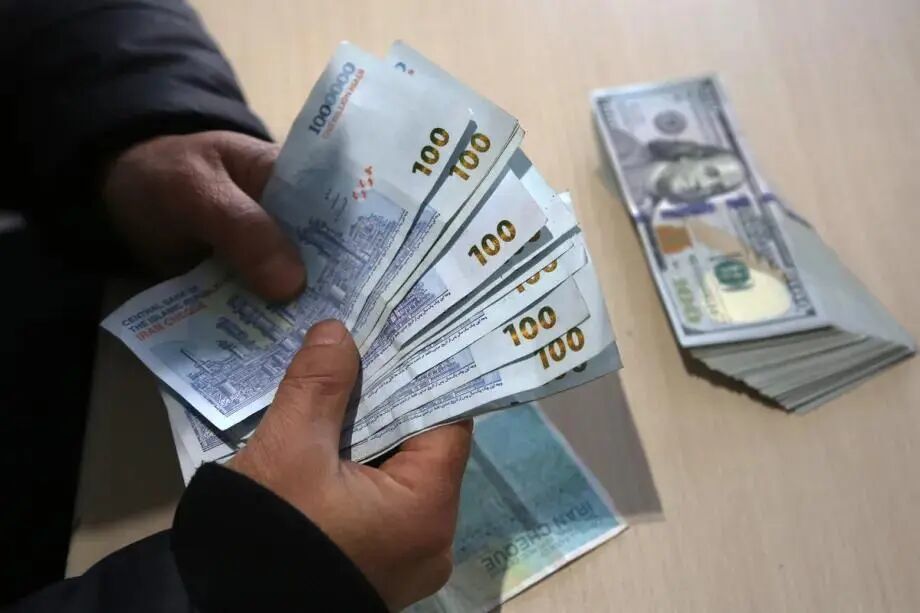 ◆伊朗里亚尔过去半年来急剧贬值。