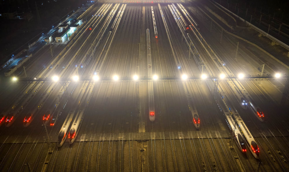 ↑ 1月25日拍摄的停靠在江苏省南京市南京南动车运用所的动车组列车(无人机照片)。新华社发(杨素平 摄)