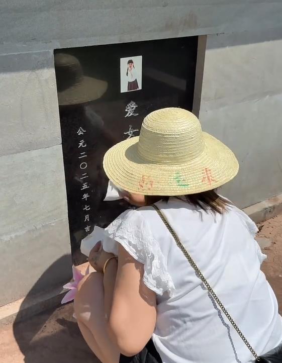 妈妈擦拭萌萌的墓碑