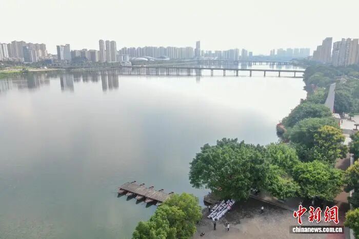 图为8月13日,航拍于都河两岸风光,近处的东门渡口旧址与远处的于都县城新貌交相辉映。(无人机照片)刘力鑫 摄.jpg