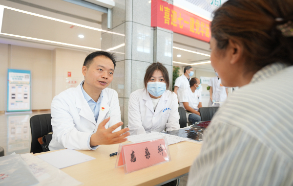 在新疆喀什地区第一人民医院，广东援疆医生肖非为患者提供健康指导（2024年7月3日）。受访者供图