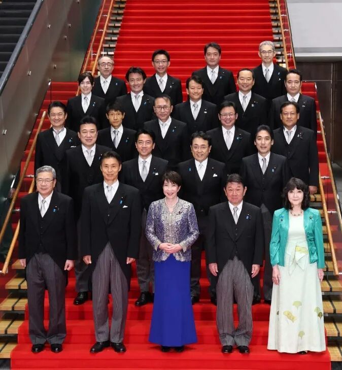 去年的“全家福”站在高市边上的小野田纪美,这次被挪到了最后。