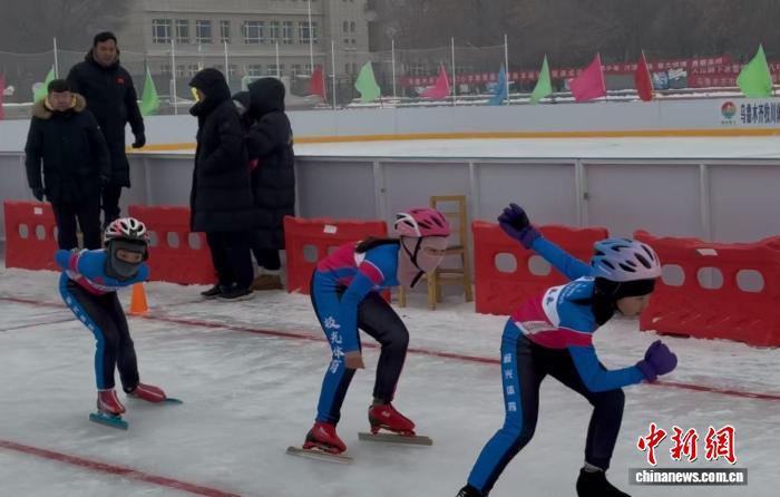 乌鲁木齐市第137小学的学生参与速度滑冰比赛。马子航 摄