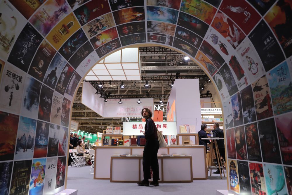 2025年10月15日，一名读者在德国法兰克福书展中国联合展台参观。新华社记者 杜哲宇 摄