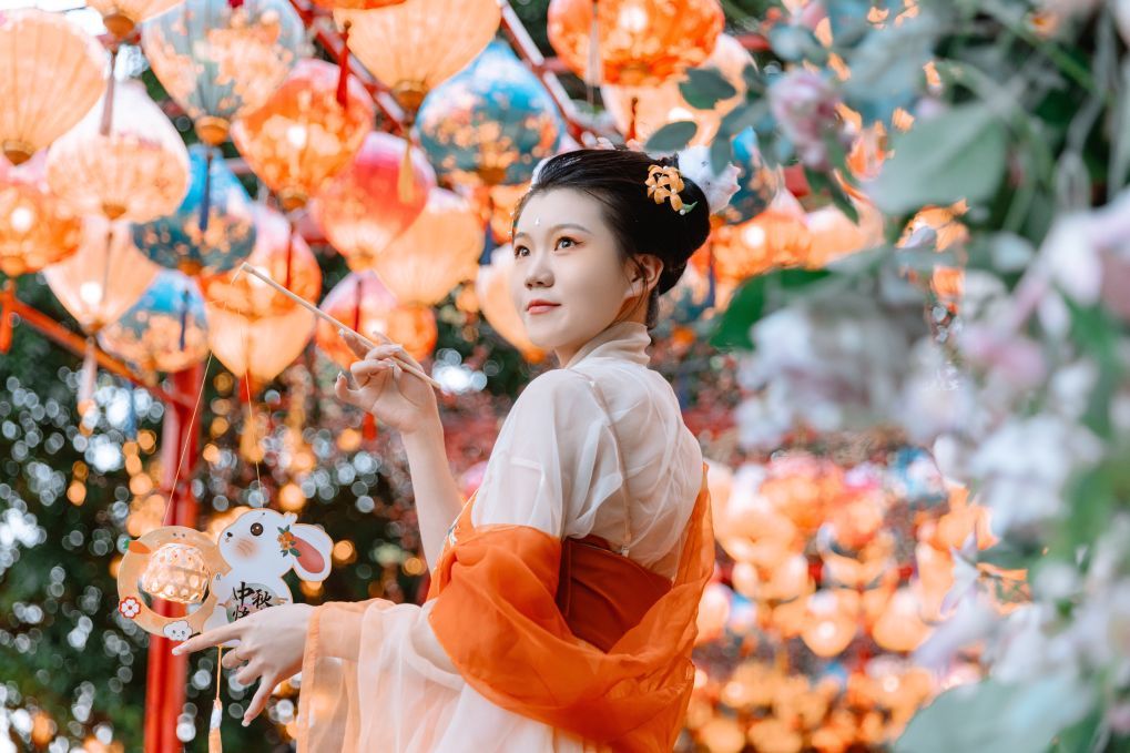 锦江东门码头打造了“锦江不夜天”沉浸式演绎场景,游客提着现场制作的中秋竹编花灯参与该活动。新华社发