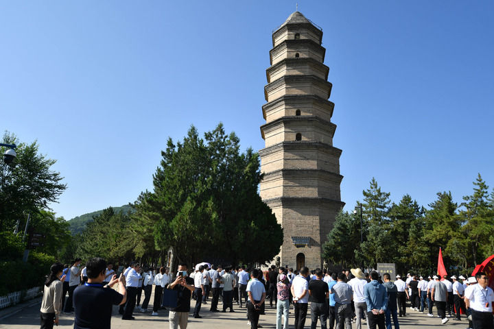 游客在延安宝塔山参观(2023年6月30日摄)。新华社记者 张博文 摄