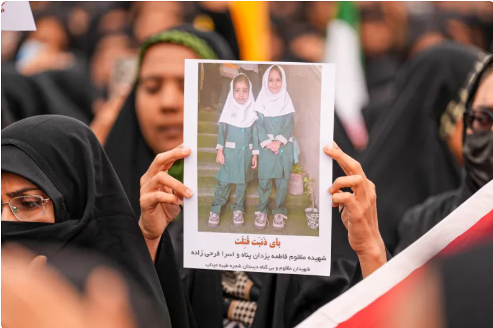 3月3日,在伊朗南部米纳卜市,手持学生画像的哀悼者为遭到美以空袭小学的遇难者举行葬礼。(图源:卡塔尔半岛电视台)