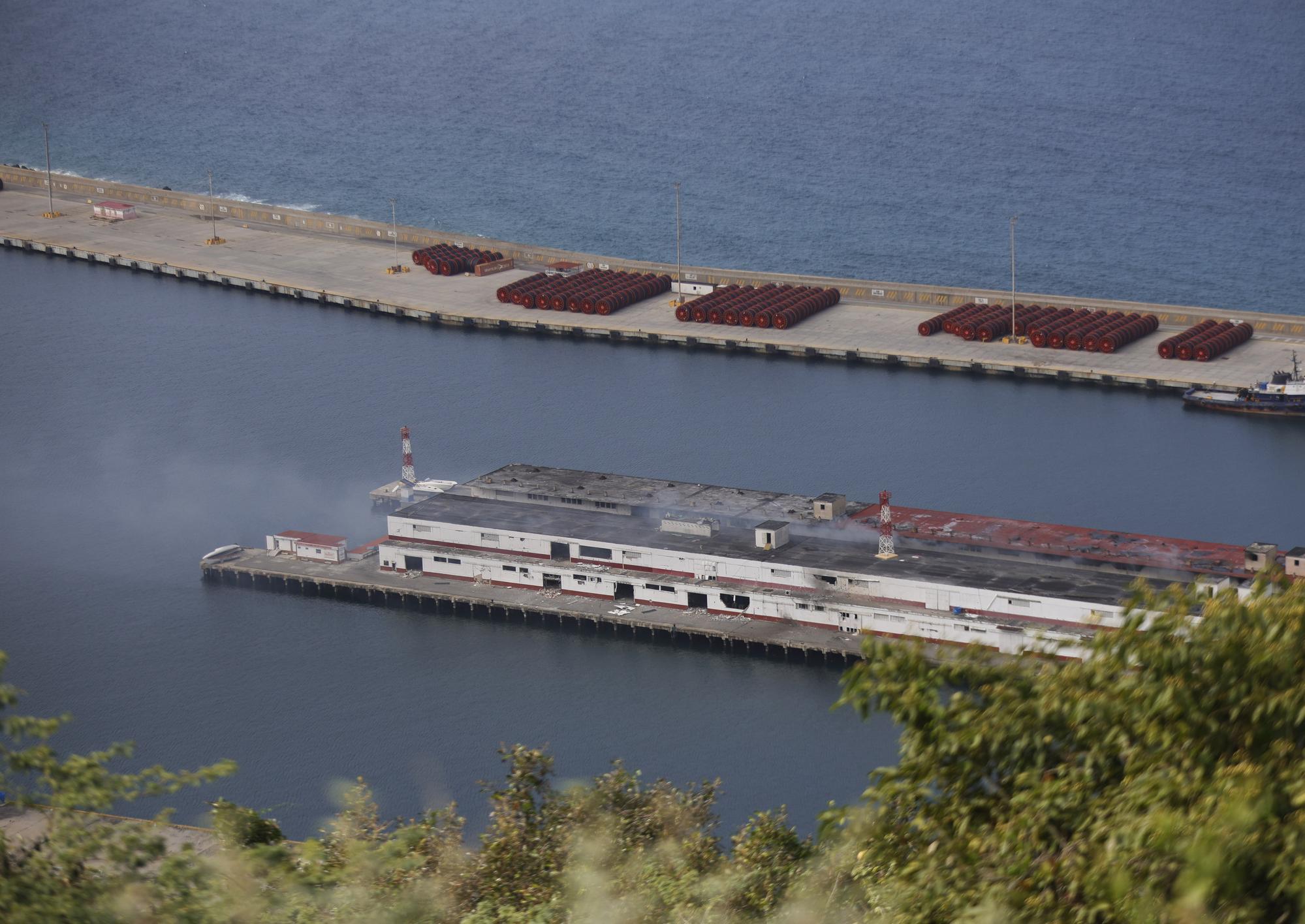 这是1月3日在委内瑞拉拉瓜伊拉港拍摄的空袭破坏的建筑。新华社发