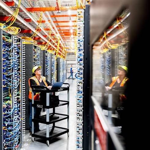 大厂裁员裁到大动脉,让员工学会AI再砍掉,主页一夜变狗狗大全