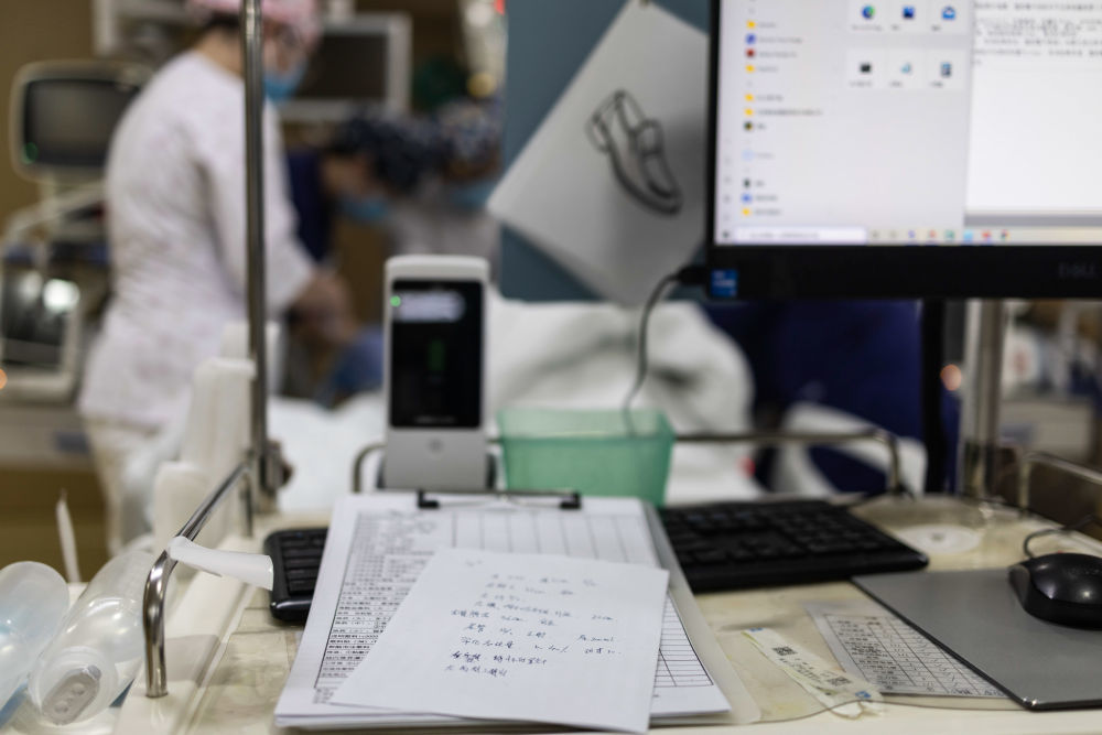 2月4日3时许，重症监护室护士在对一名刚从手术室转运来的病患进行护理，并对病患身体多项指标进行临时记录。