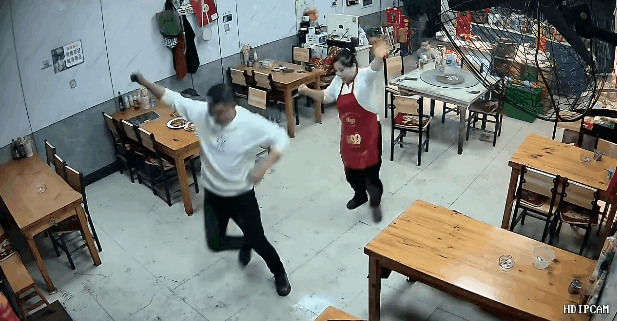 烟花在屋内炸响。