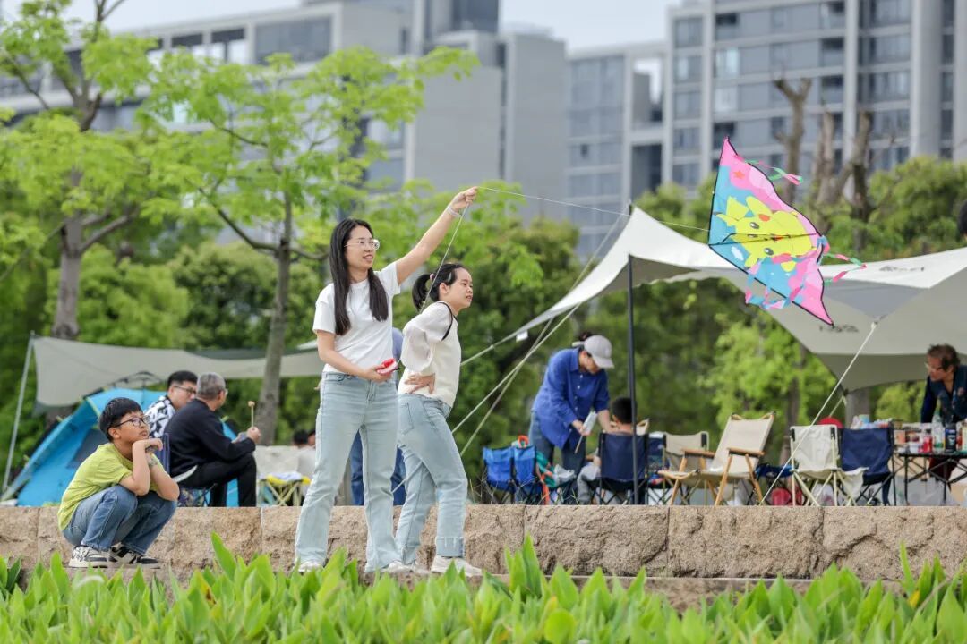 清明小长假,游客踏青出游,在南沙灵山岛江边公园,搭帐篷放风筝其乐融融009.jpg