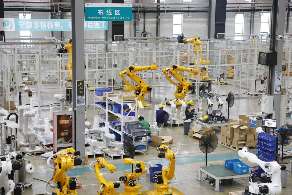 6月30日,工作人员在位于南京市江宁区的南京埃斯顿自动化股份有限公司的生产车间内调试工业机器人。新华社记者 鲁鹏 摄