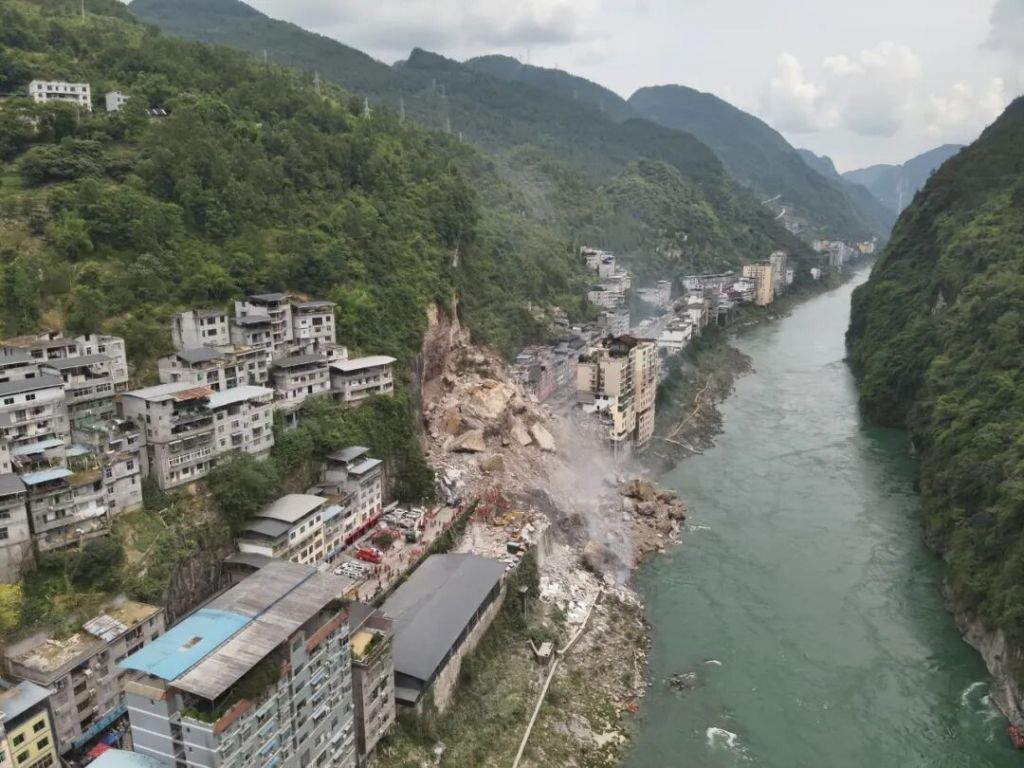 “7.17”彭水县汉葭街道山体崩塌现场图。