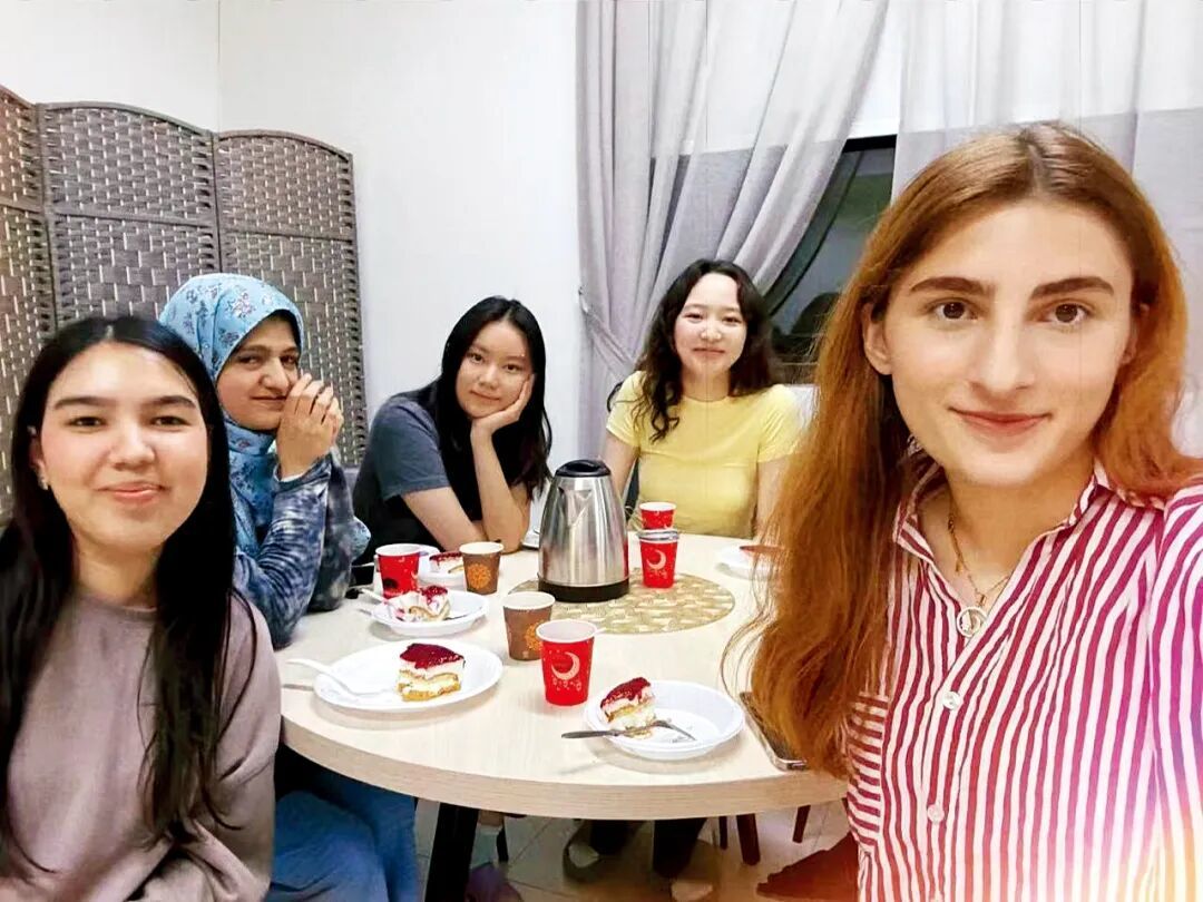 李乐水（左三）和国际生聚会时的合影。从左至右，学生依次来自土库曼斯坦、印控克什米尔地区、中国、哈萨克斯坦、土耳其。图/受访者供图