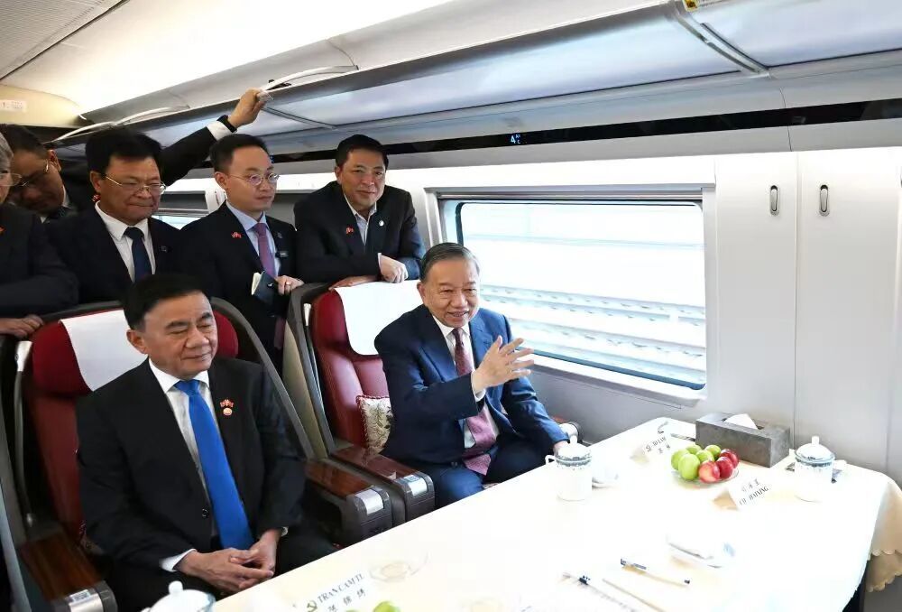 4月16日上午，越共中央总书记、国家主席苏林乘高铁离开北京，启程前往广西，继续在中国的访问行程。图/新华