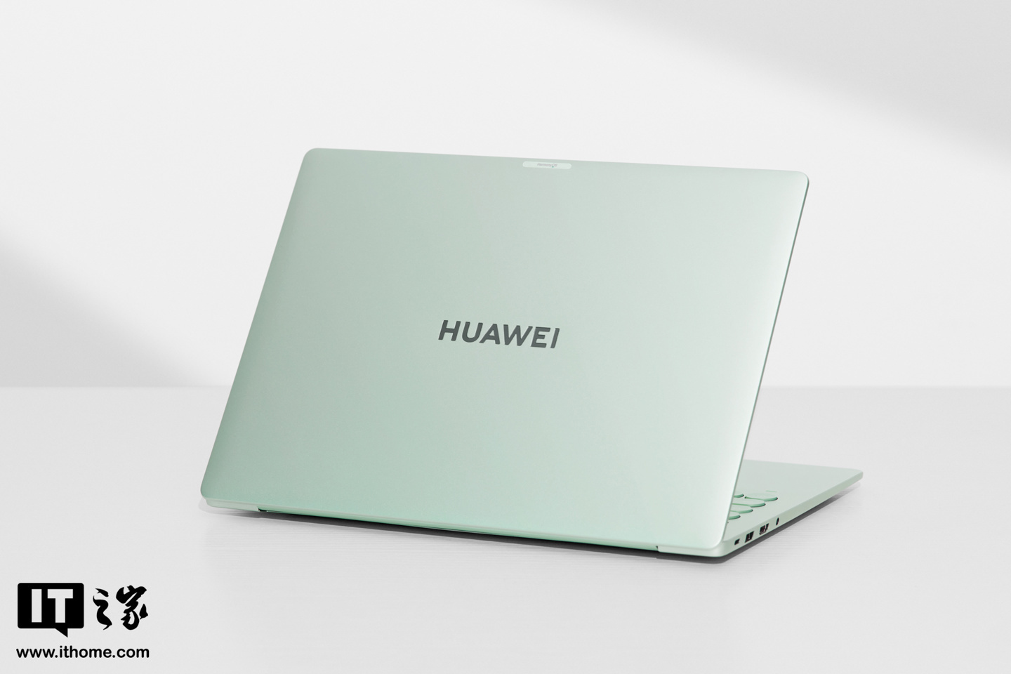 ▲ IT之家图赏：华为 MateBook 14 鸿蒙版实拍