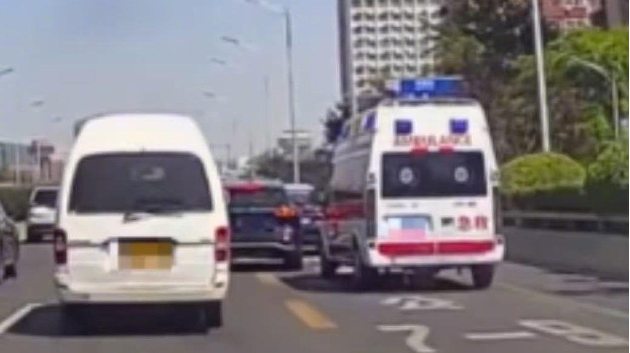 私家车多次别挡救护车,北京交警:双方开斗气车,均已处罚