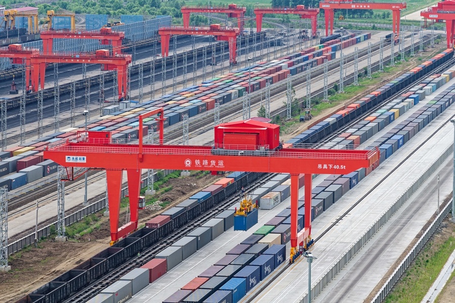 在中国铁路哈尔滨局集团有限公司同江北站换装场,中欧班列进行换装作业(2026年6月24日摄,无人机照片)。同江铁路口岸地处我国铁路东北部,2022年11月正式开通,是我国最年轻的中欧班列口岸。新华社记者 张涛 摄