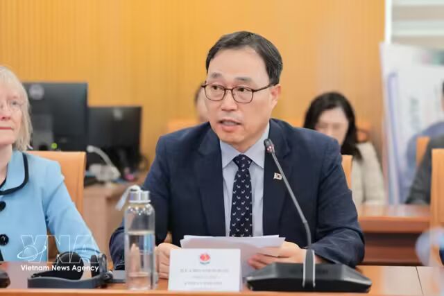 韩国驻越南大使崔泳三。图自越通社