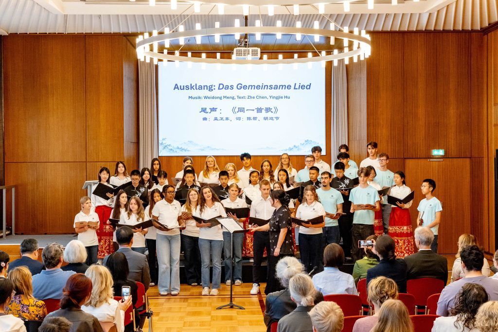 这是10月3日在德国埃森市拍摄的中德青少年交流音乐会现场。新华社发（伯乐中文合唱团供图）