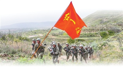 “红一连”官兵冲上高地。
