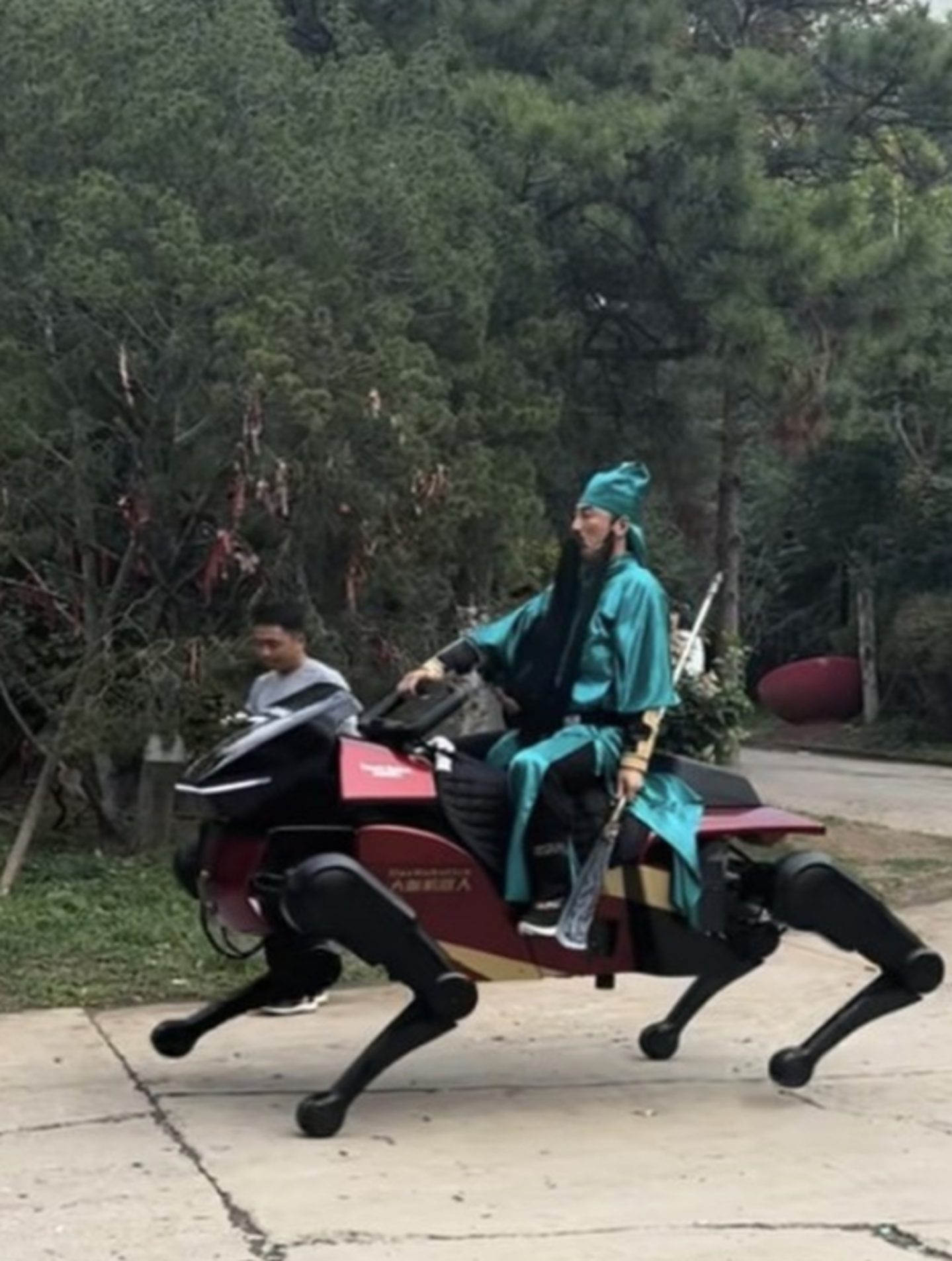图1|北京欢乐谷现场,关羽NPC骑乘骐骥X1