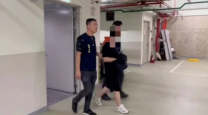 台警方逮捕涉案嫌疑人吴某。图源:台湾联合新闻网