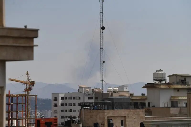 这是4月7日在伊朗都门德黑兰拍摄的空袭后的浓烟。新华社