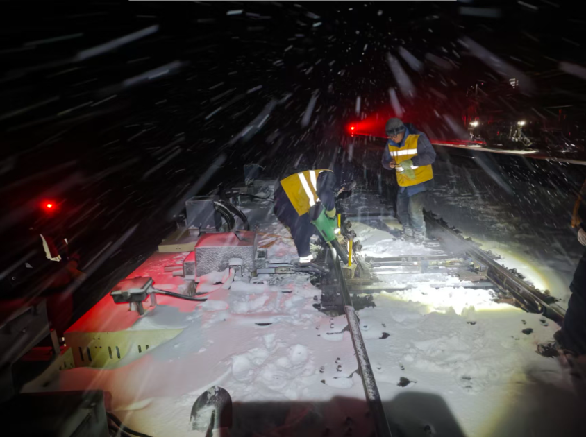 图为沱沱河信号工区工作人员暴雪天气为岔道除雪时的场景。刘岁意提供