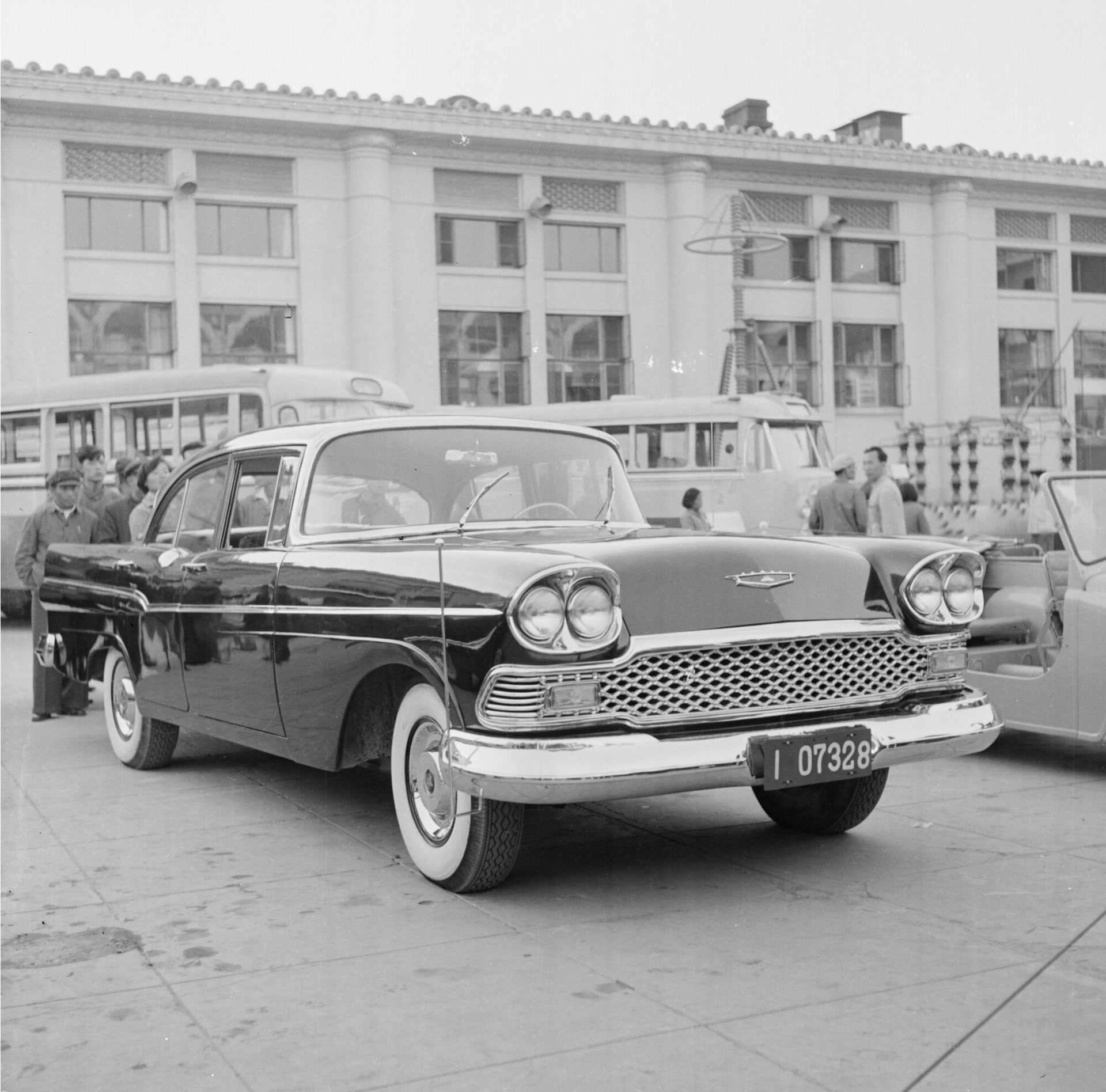 1959年，在北京展览馆举办的全国工业交通展览会上展出的“北京”牌小轿车。 高宏摄