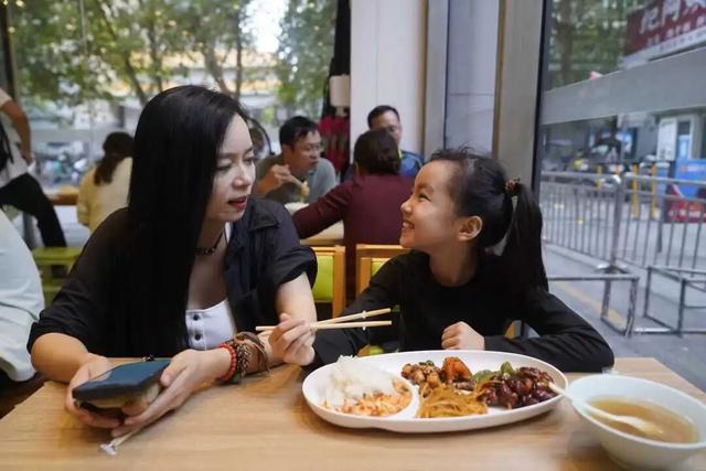 9月27日中午，母女俩一起吃午饭。