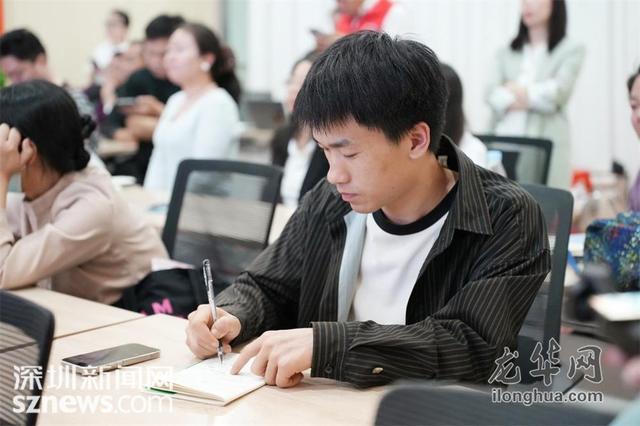 AI夜校中学员正在笔记本上记录要点