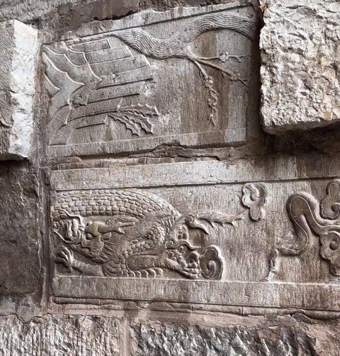 石桥涵洞中,大量精美石刻及石像生嵌于桥墩中