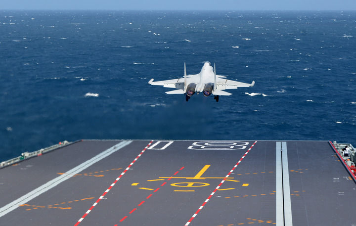 海军福建舰开展入列后首次海上实兵训练期间,歼-15DT舰载机弹射起飞(资料照片)。新华社发(高泽明 摄)