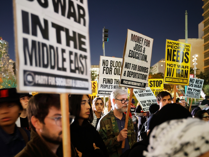 2026年3月2日，东谈主们在好意思国加利福尼亚州洛杉矶干预贴近，抗议好意思国对伊朗发动军事打击。新华社发