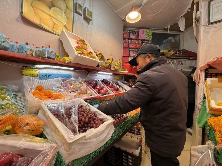 近日，马五生正在小店内整理水果。新华每日电讯记者 徐思钰 摄