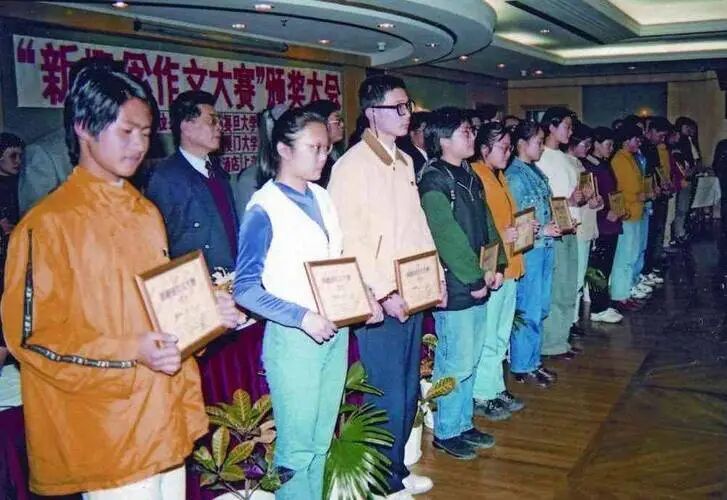 韩寒(最左)获得写作大赛一等奖