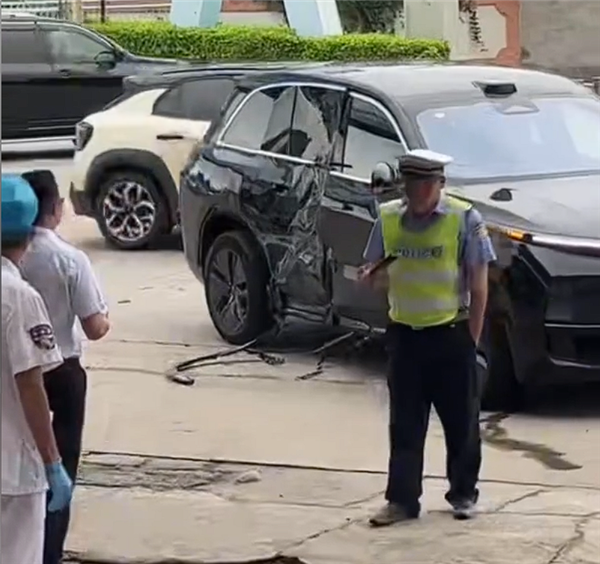 SUV突然横跨三车道右转 直行摩托车躲闪不急碰撞：骑手无了