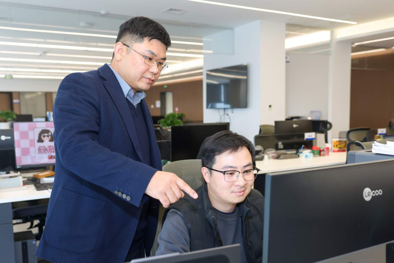 徐洲龙和团队一起工作。站立者为徐洲龙。张希祉 摄