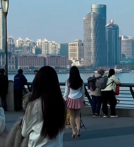 一女子在上海外滩占道直播引公愤,无人机喊话竟遭无视。图片源自网络视频截图