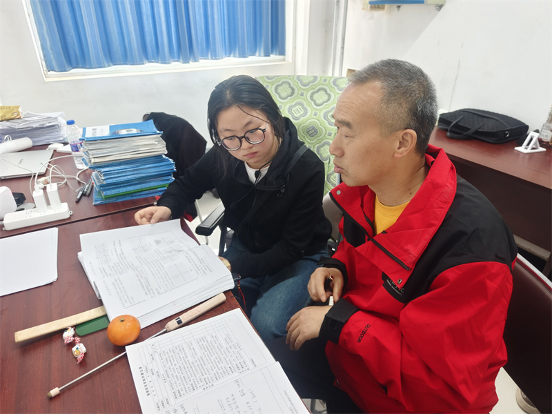 费加明指导支教学生。受访者供图