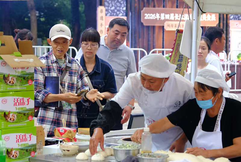 市民排队等候尝鲜。芜湖市委宣传部供图