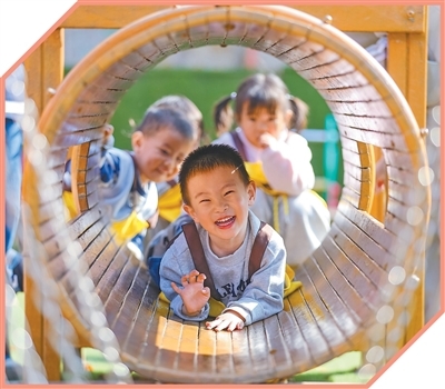 山东省青岛恒星科技学院恒星托育中心，小朋友在户外运动。张 鹰摄（影像中国）