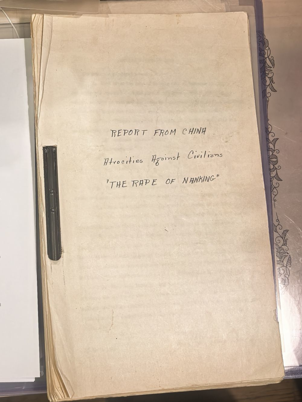 萨顿撰写的“关于中国的报告”。新华社记者 蒋芳 摄