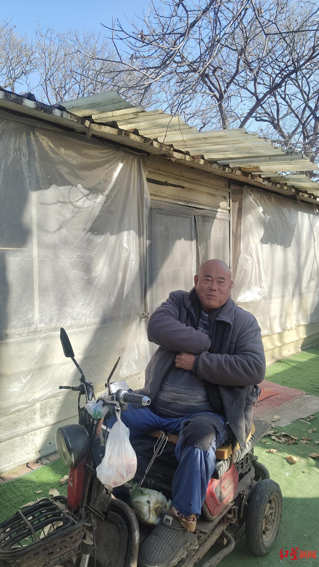 ▲铁皮屋前的村民